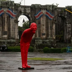 Discount KARE Design Dekoracja stojąca Welcome Guests 86x164 cm czerwona - KARE