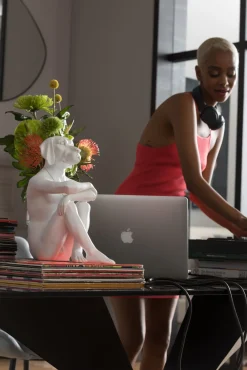 Outlet KARE Design Figurka dekoracyjna Gangster Dog 26x33 cm kremowa - KARE