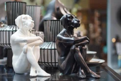 Outlet KARE Design Figurka dekoracyjna Gangster Dog 26x33 cm czarna - KARE