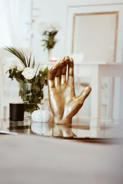 Clearance KARE Design Figurka dekoracyjna Mano 23x35 cm złota - KARE