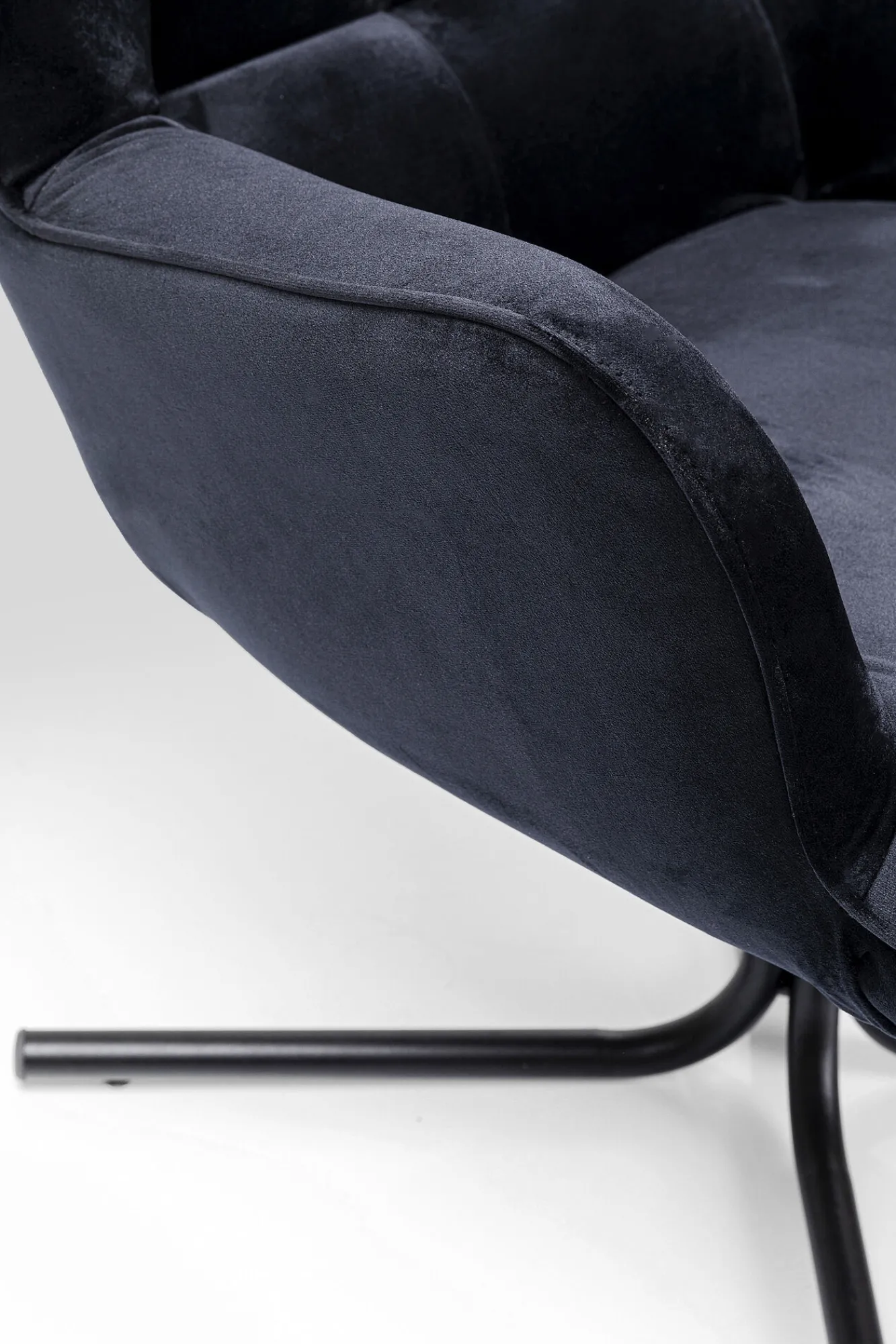 Best KARE Design Fotel obrotowy Oscar Velvet 82x95 cm czarny - KARE
