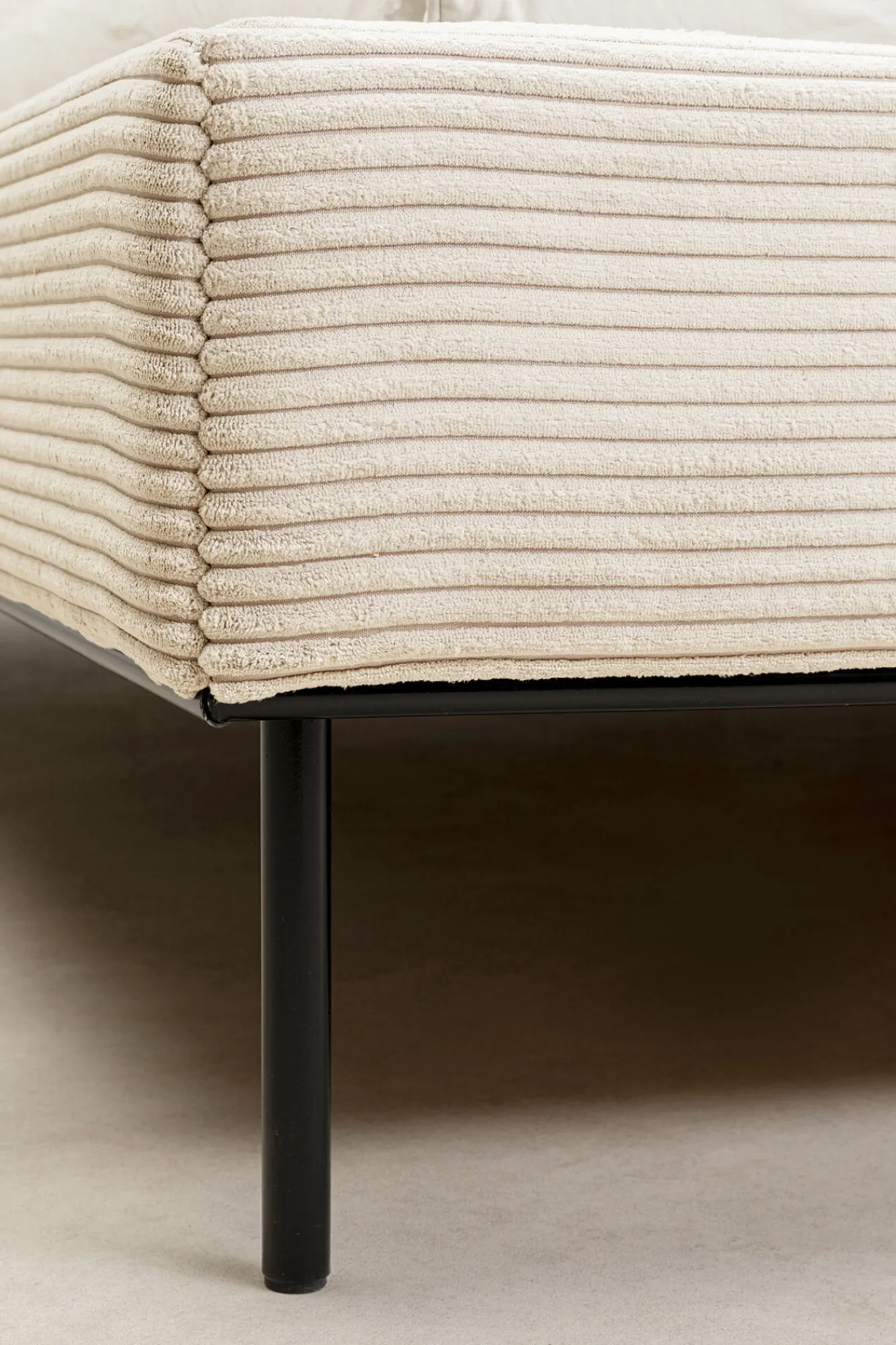 Clearance KARE Design Łóżko podwójne z zagłówkiem kremowe nogi czarne 160x200 cm - KARE