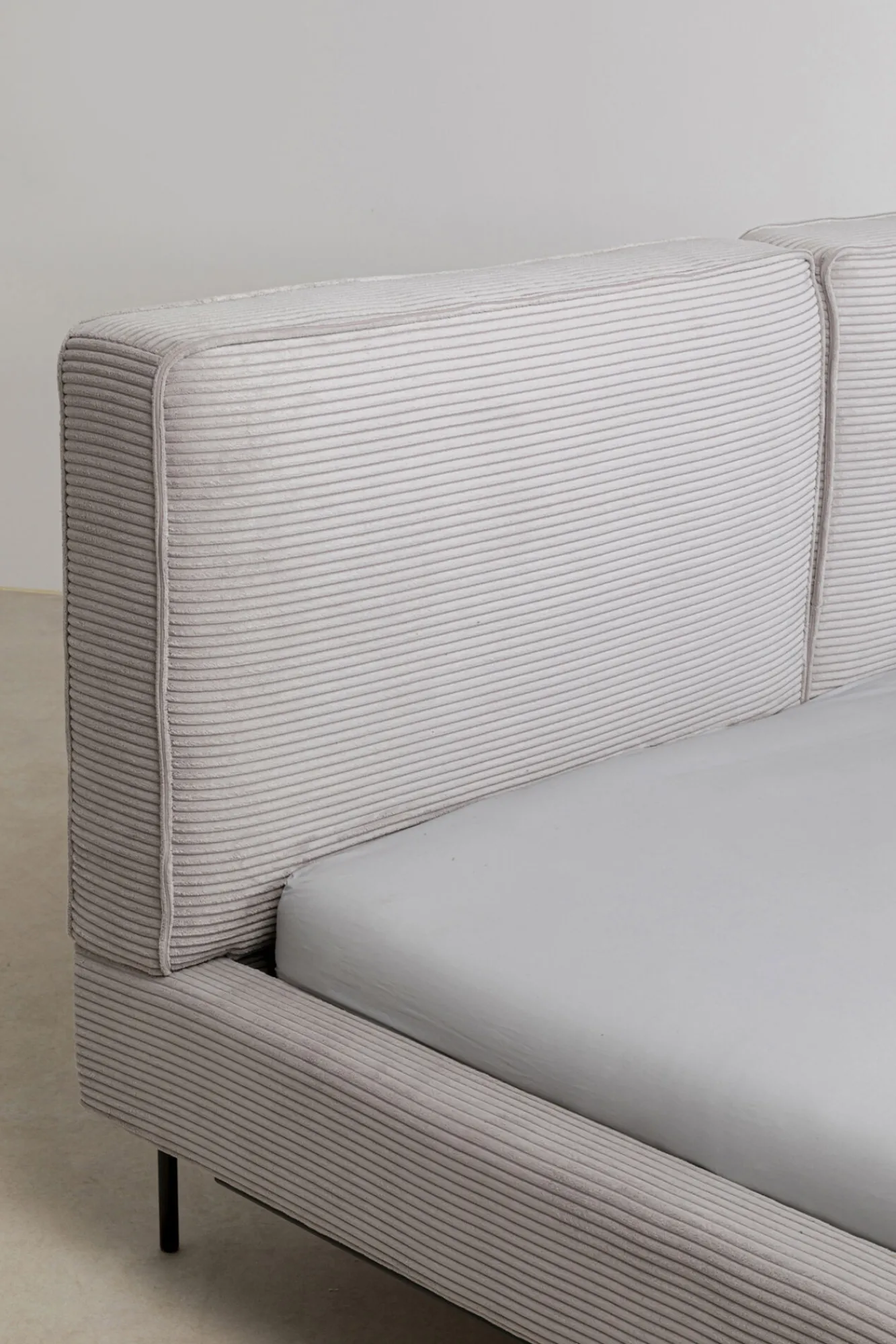 Sale KARE Design Łóżko podwójne z zagłówkiem szare nogi czarne 160x200 cm - KARE