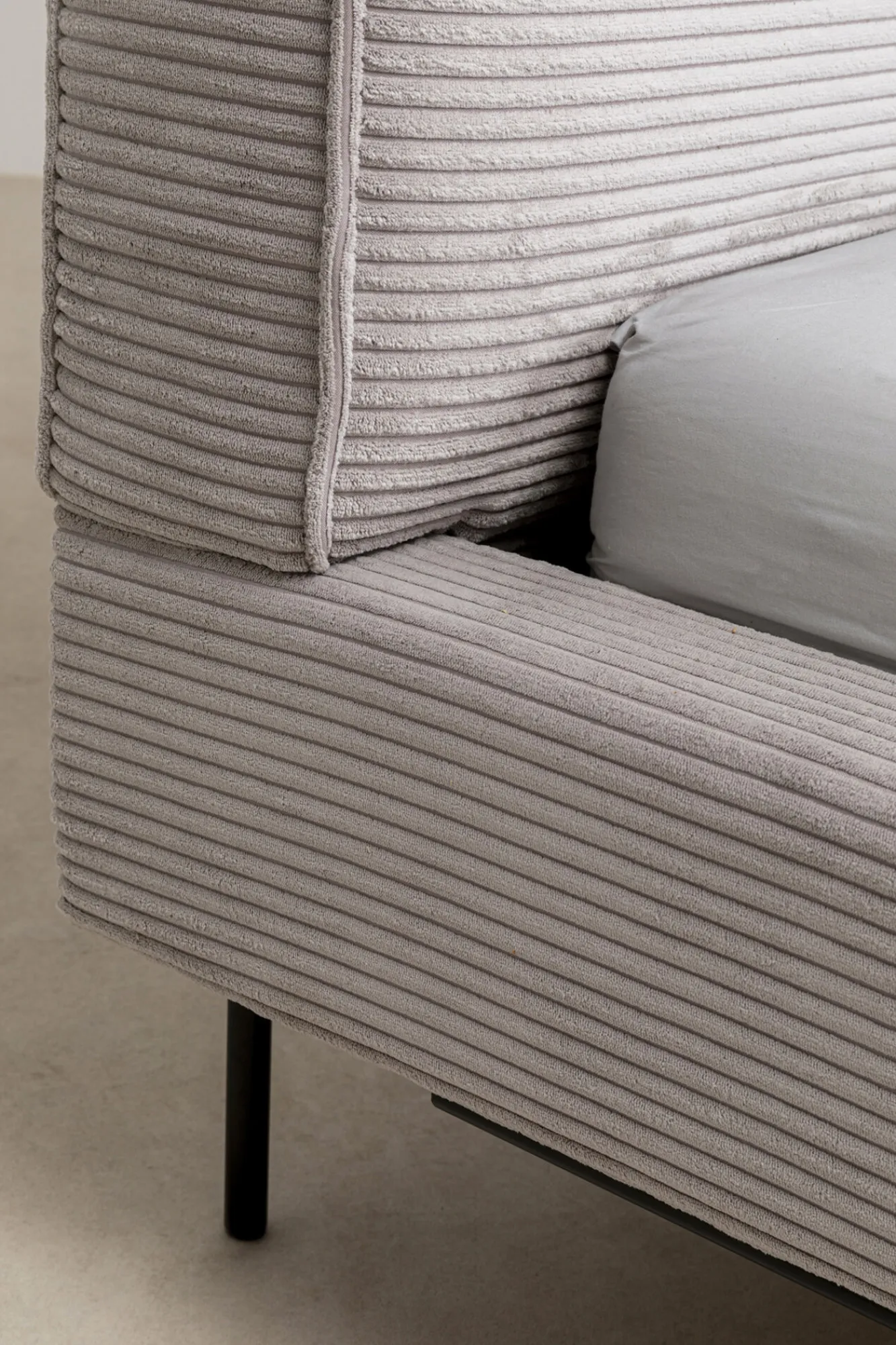 Sale KARE Design Łóżko podwójne z zagłówkiem szare nogi czarne 160x200 cm - KARE