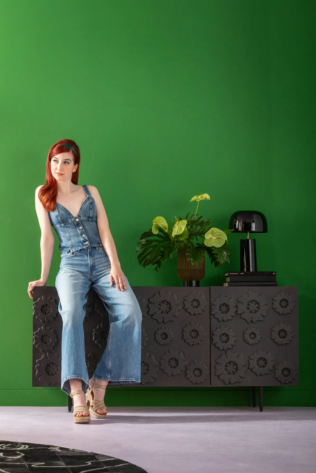 Fashion KARE Design Komoda 3-drzwiowa do salonu drewno mango front czarny motyw kwiatowy 160x75 cm - KARE