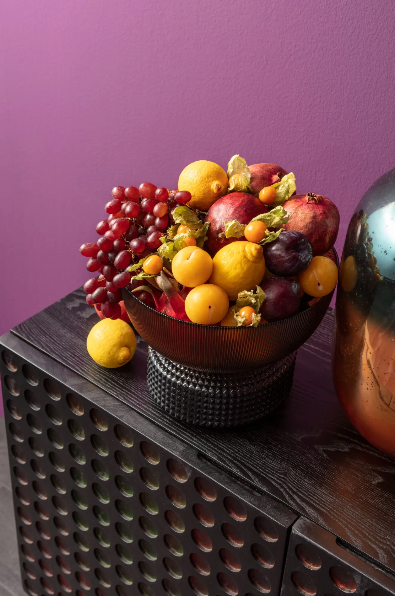 Fashion KARE Design Komoda 3-drzwiowa fornirowana czarna front kolorowy 160x75 cm - KARE