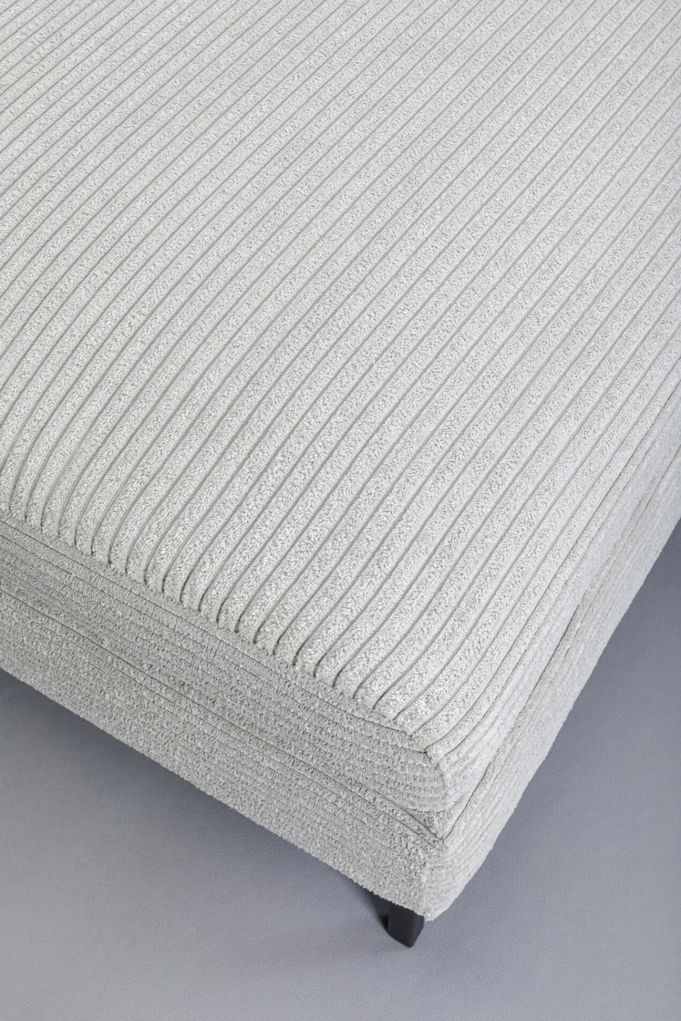 Sale KARE Design Podnóżek szary tapicerowany na czarnych stalowych nóżkach 130x62 cm - KARE