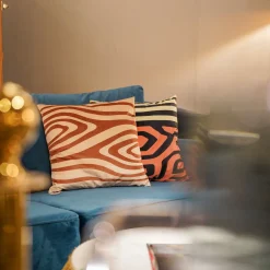 Fashion KARE Design Poduszka dekoracyjna Abstract Shapes 45x45 cm biało-brązowa - KARE