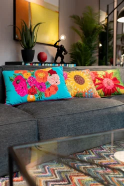 Clearance KARE Design Poduszka dekoracyjna niebieska z kolorowymi kwiatami 60x40 cm - KARE