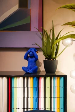 Outlet KARE Design Skarbonka Monkey Mizaru 24x35 cm niebieska - KARE