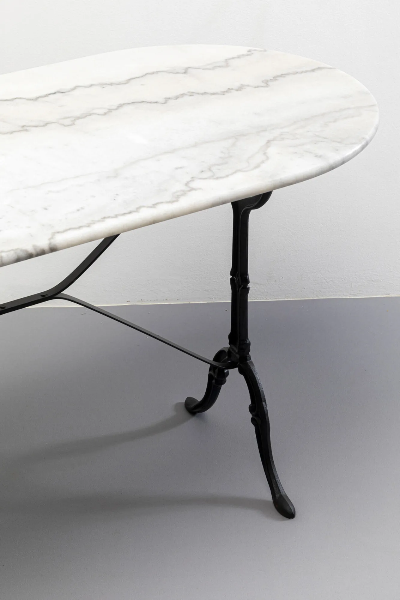 Outlet KARE Design Stół ogrodowy z białym marmurowym blatem nogi czarne stalowe 120x60 cm - KARE