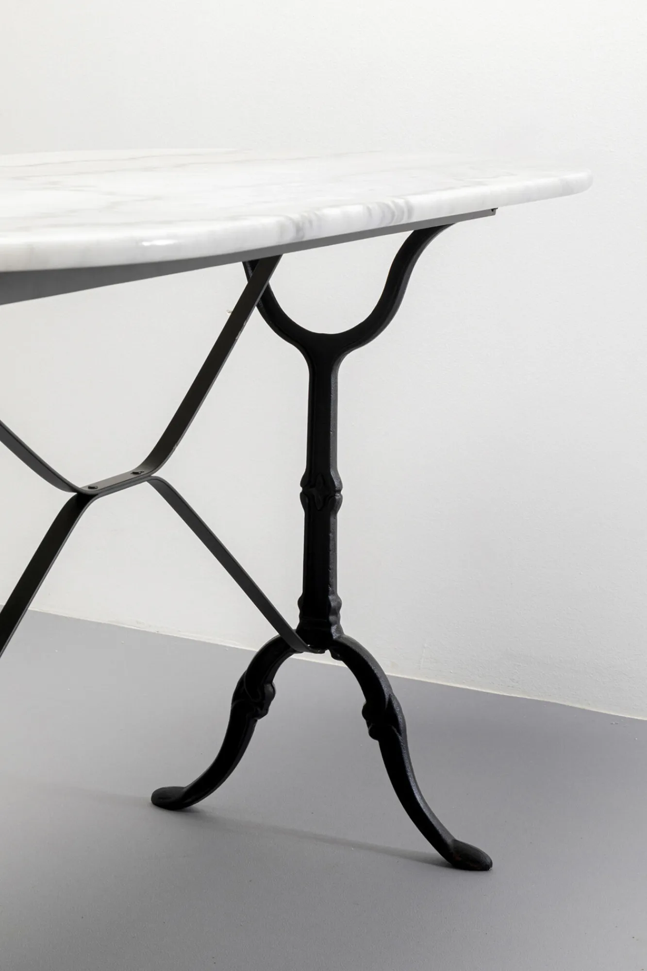 Outlet KARE Design Stół ogrodowy z białym marmurowym blatem nogi czarne stalowe 120x60 cm - KARE