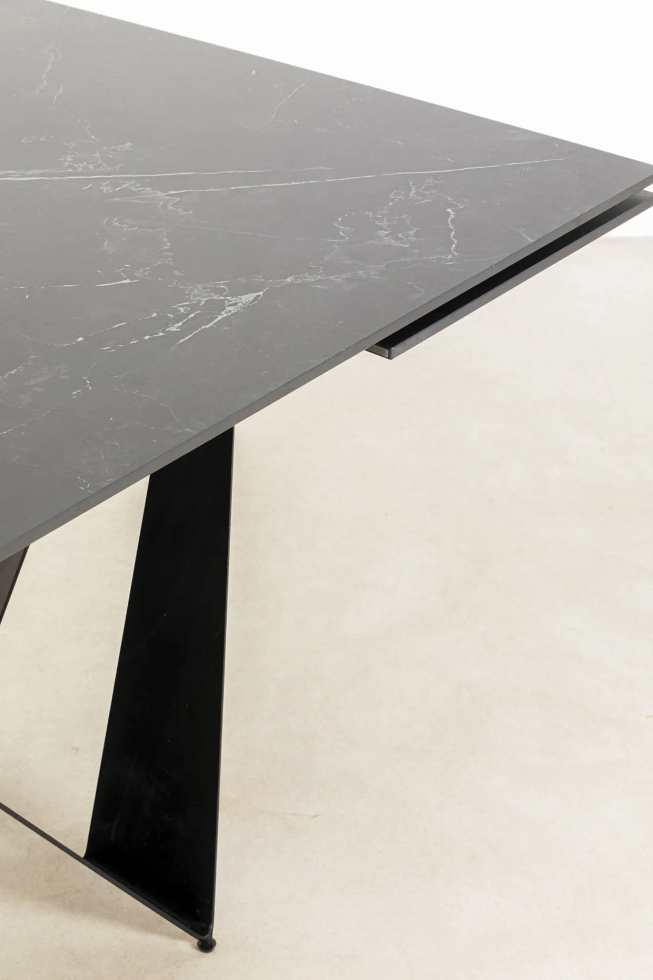 Discount KARE Design Stół rozkładany czarny blat ceramika nogi stalowe 180-260x90 cm - KARE