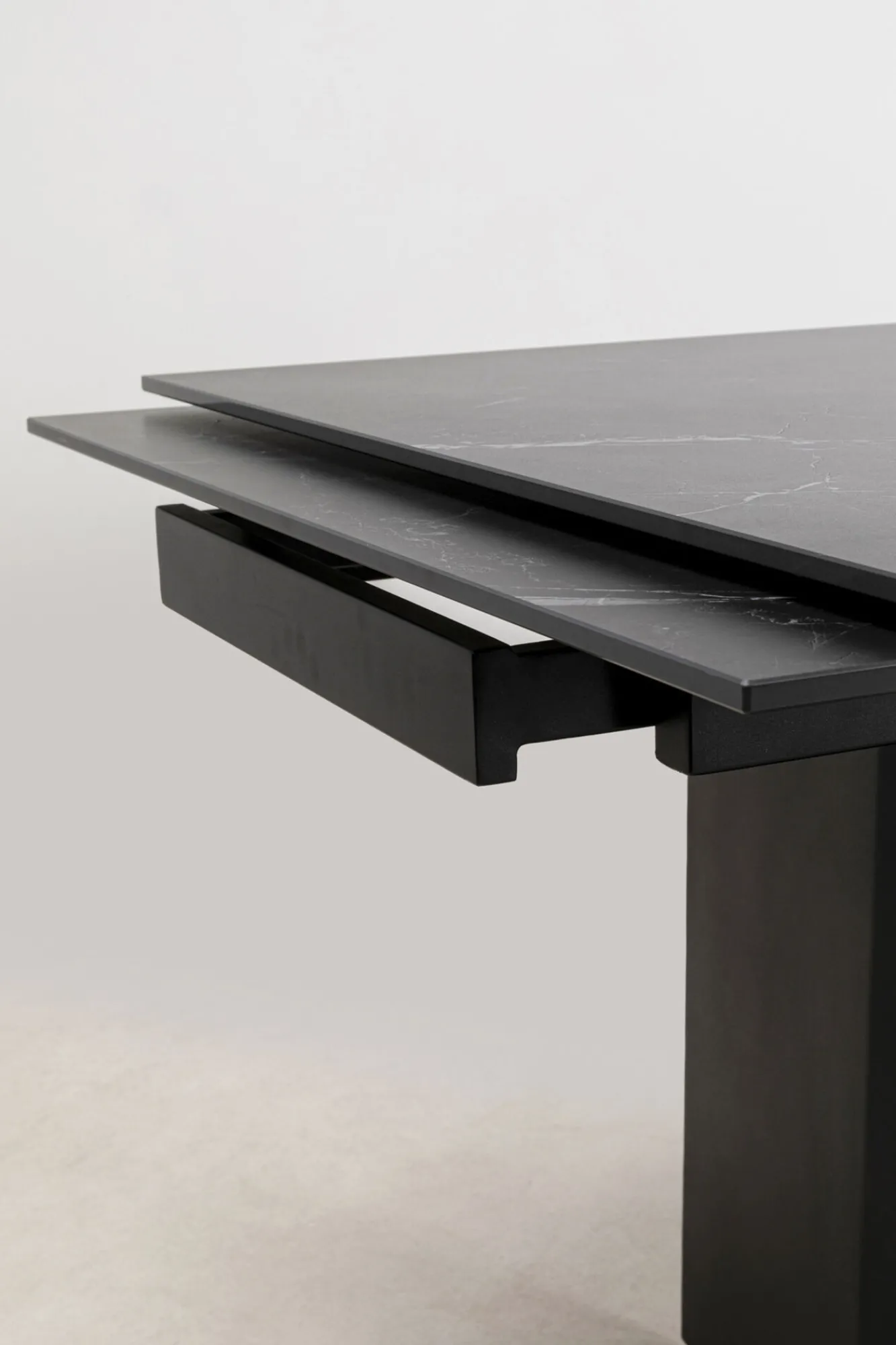 Discount KARE Design Stół rozkładany Novel 180-260x90 cm czarny - blat ceramika - KARE