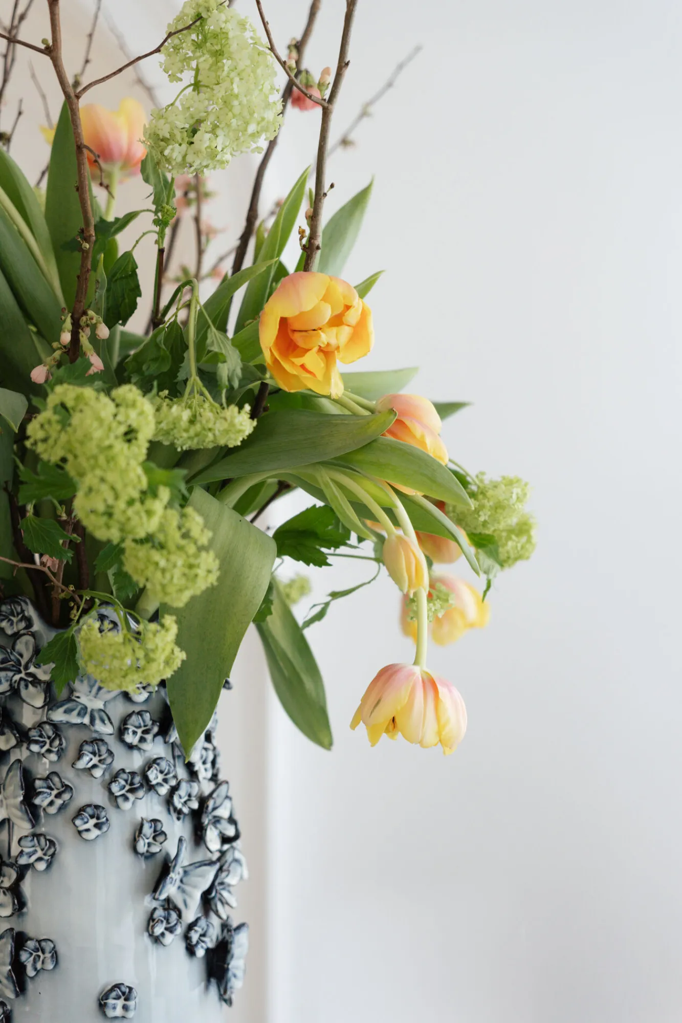 Clearance KARE Design Wazon Butterflies 23x36 cm jasnoniebieski - KARE